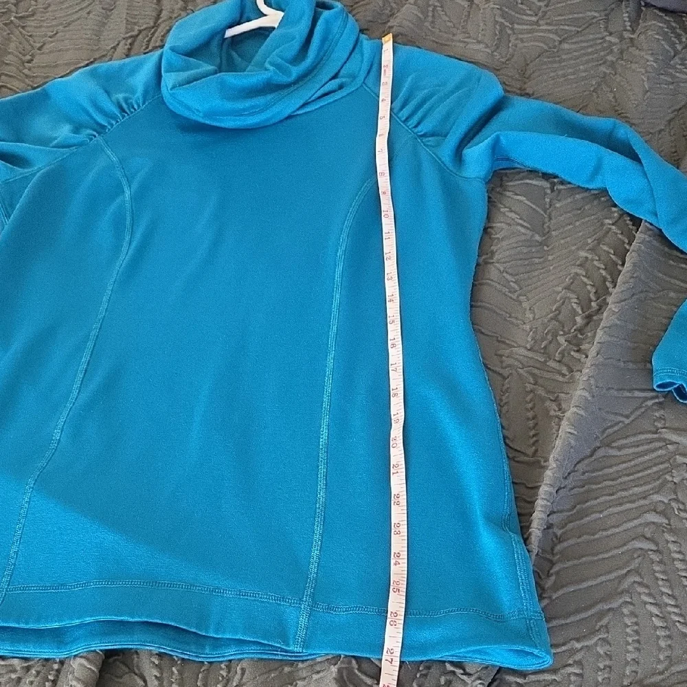 CALIA by Carrie Underwood Long Sleeve Tee Size Medium